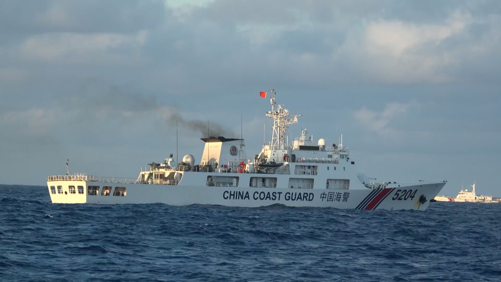 🚨中国船逼近！菲船警告驱离，高压水炮开火！