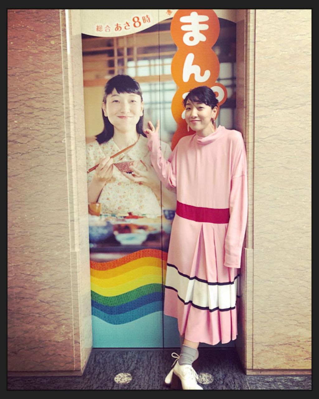 ✨祖父是首相，爸和夫是明星！39岁辣妈美翻了！🔥