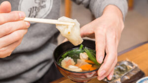 💔糟心！70岁夫妻：月15万养老金，却被女婿“吃穷”！ 封面