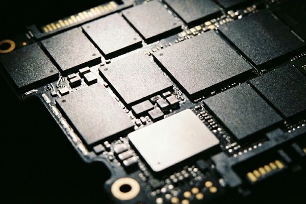 💥电脑卡到崩溃！AI抢资源，内存告急！