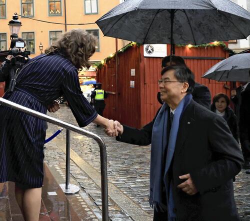 🎉诺贝尔奖得主雨中赠漫画！签名竟在椅子下？