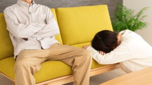 😱 婚后30年，偷看妻子账户，巨额债务&百万退休金，真相震惊！ 封面