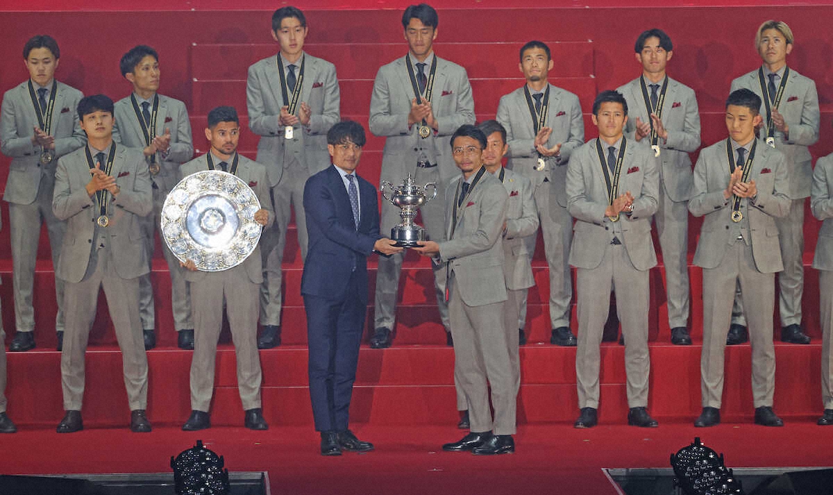 🚨 鹿岛崩了！9将缺席颁奖，J联赛王者竟成这样？