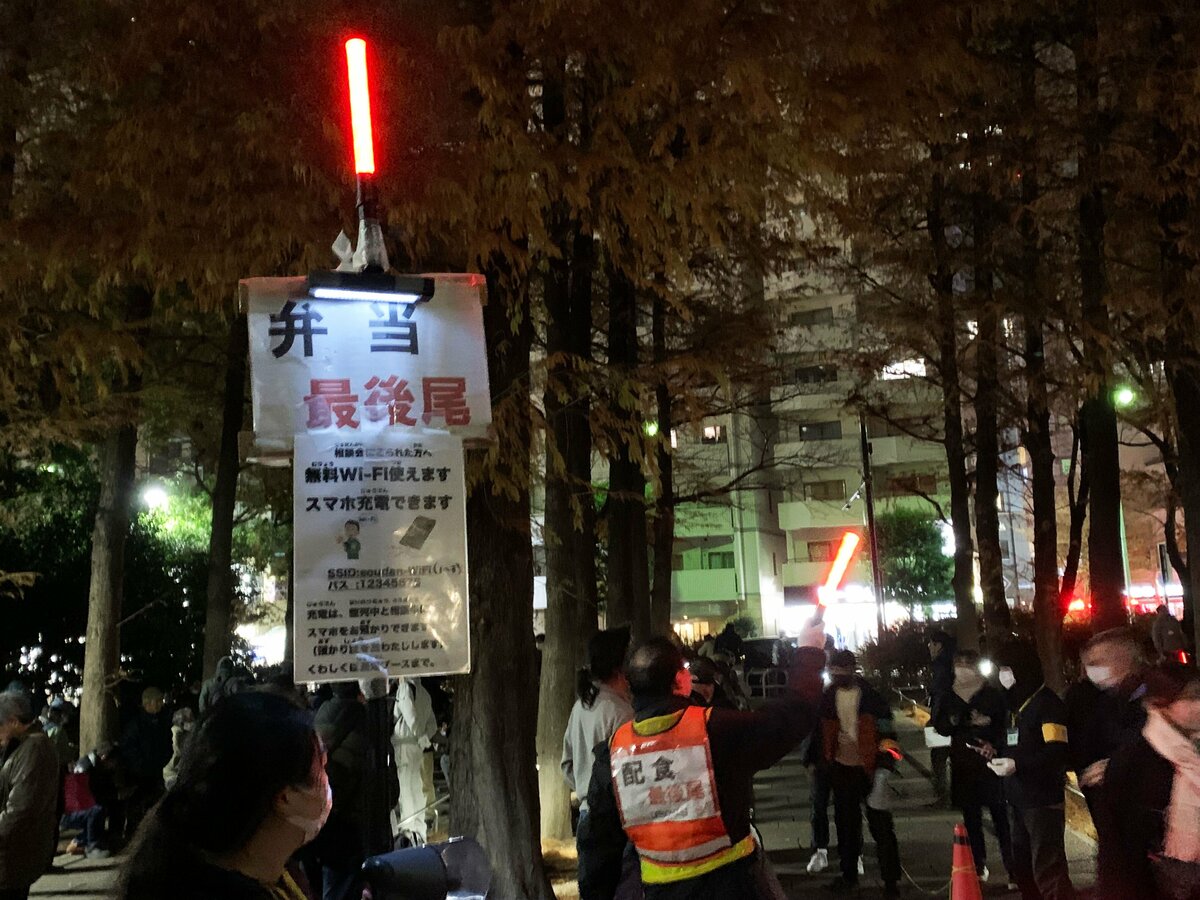 🎄年关将至，七成家庭吃不上蛋糕，排队领饭菜！