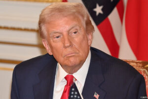 💥特朗普支持率跌至新低！美国民众怒吼“不”！ 封面