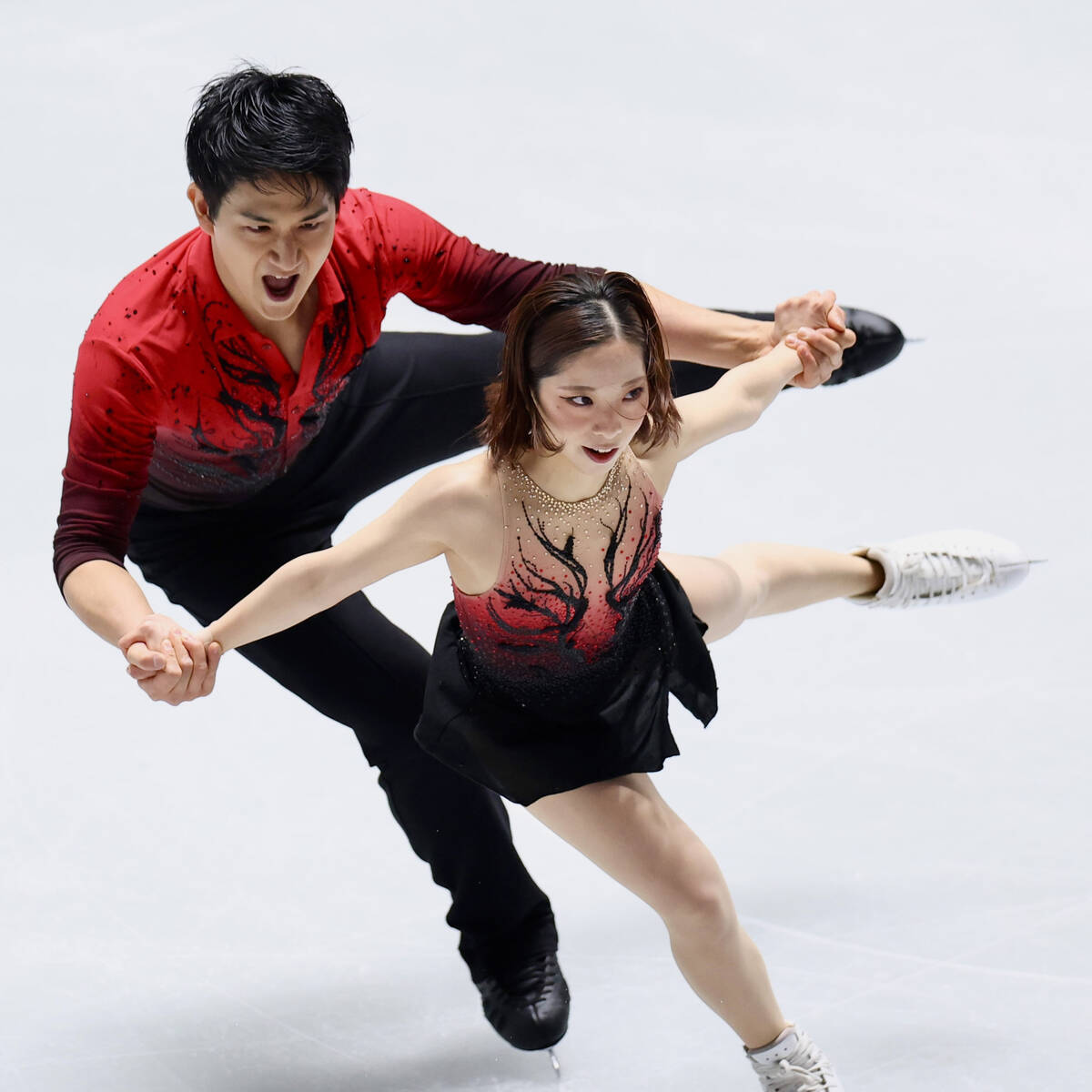 ⛸️ 冰上惊魂！她肩脱臼，竟还破世界纪录！