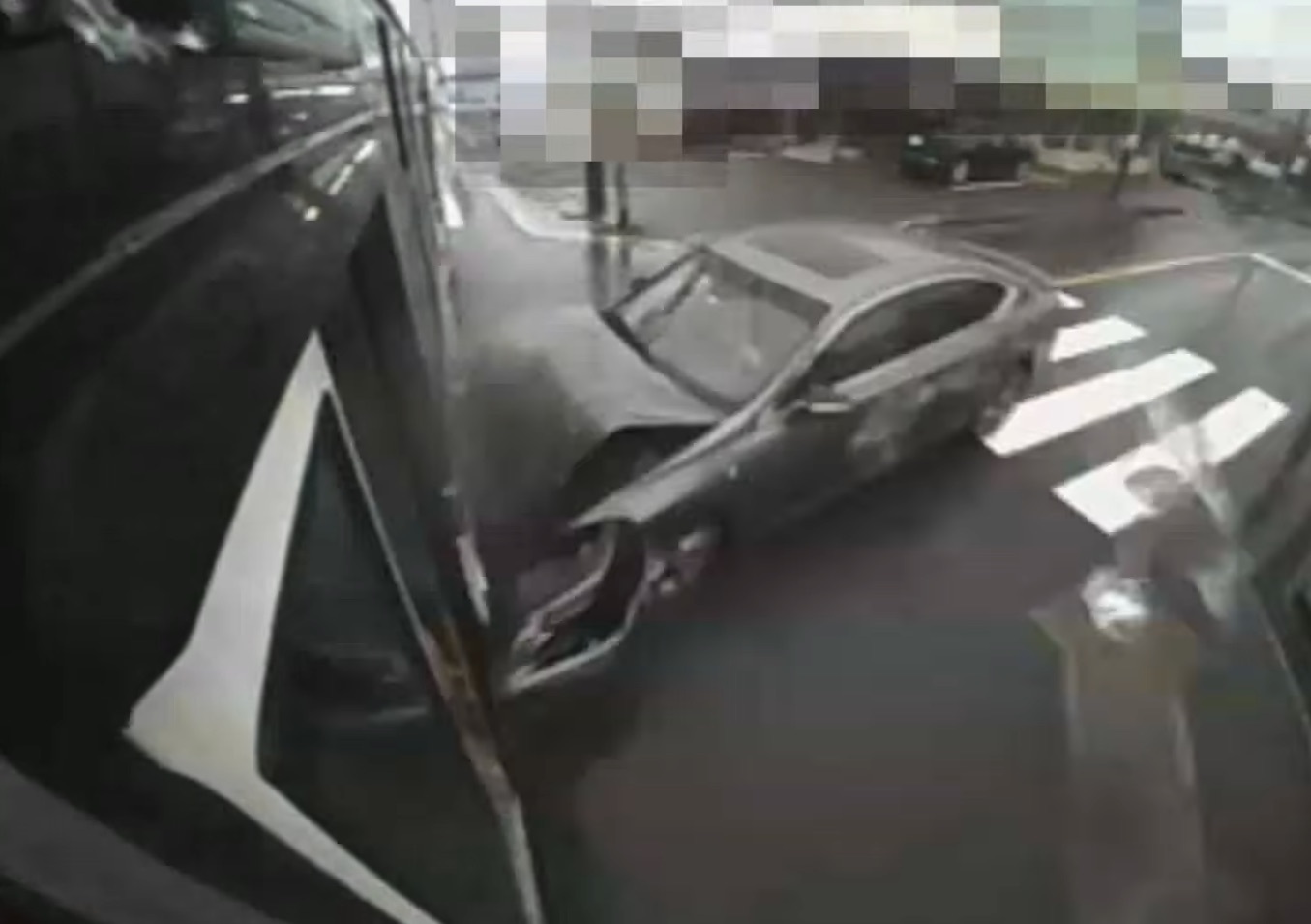 💥突发！巴士监控拍下惊魂一刻，事故瞬间曝光！