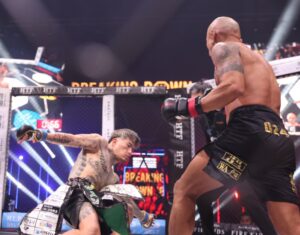 💥48岁黑帮老大惨遭KO！一记重拳，轰倒在地！ 封面