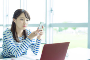 📱25岁女儿：每月2万手机费，太狠心？我一分不给家用！ 封面