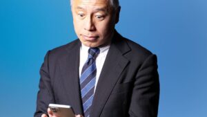 💰60岁老人倾家荡产，3年后APP一查…崩溃！ 封面