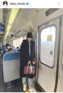 ✨观月亚里沙素颜现身地铁！认出她了吗？ 封面