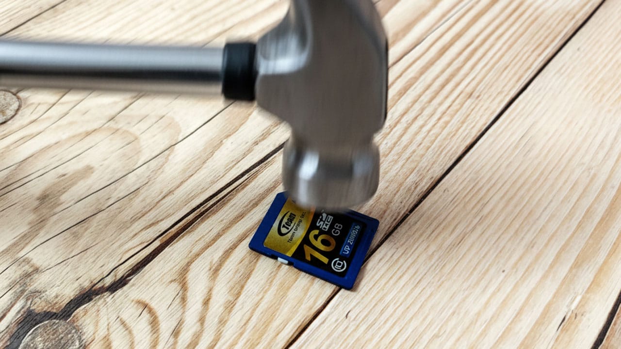 💥旧SD卡别扔！数据泄露就惨了！