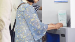 💰等了半辈子养老金，结果…竟是甜蜜的陷阱！ 封面