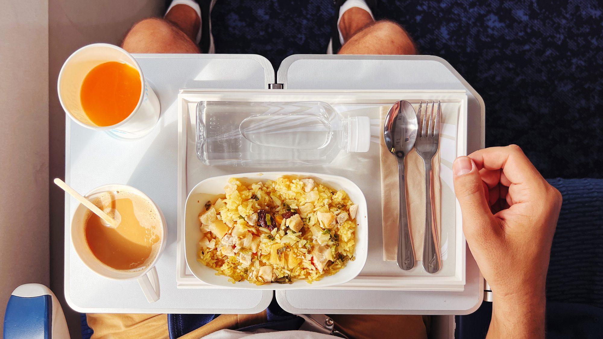 🚨这顿饭…简直像牢饭！😭 廉价航空的“黑暗料理”大曝光！