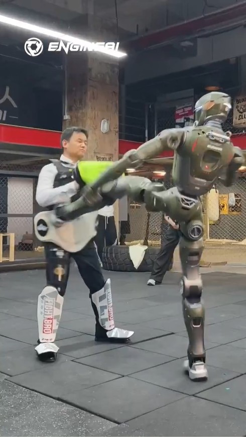 🤖 CEO被机器人踢飞！没穿护具骨头都碎了？