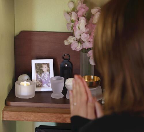 💔 妹妹床下遇害，焚烧痕迹…姐姐火葬场痛哭：她究竟要被烧几次？