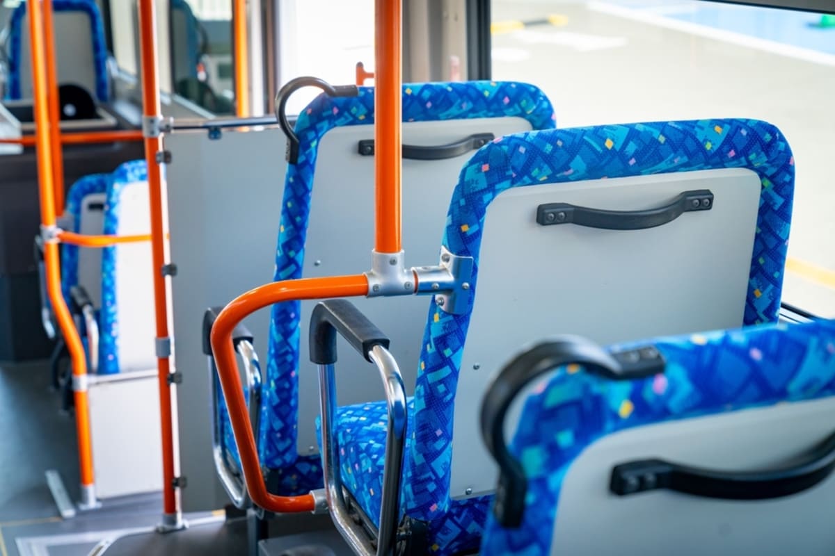 👶公交车上惊遇：仨娃也要买票？！以前免费为啥变了？