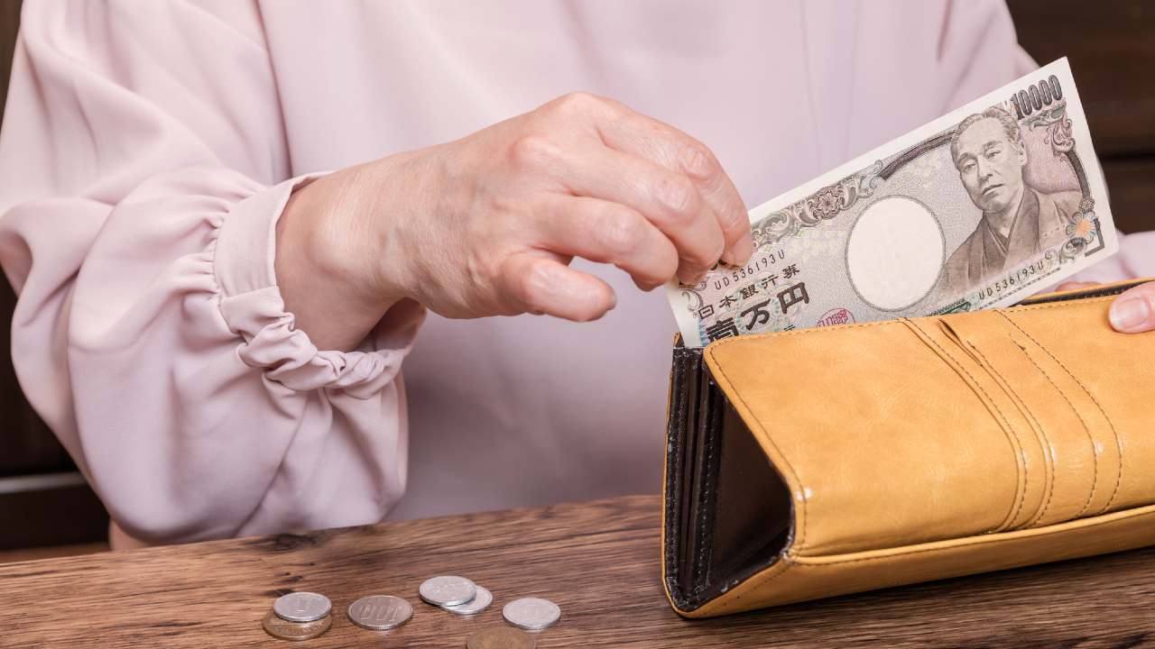 😱妈藏了50年！7万退休金，竟每月进账30万！