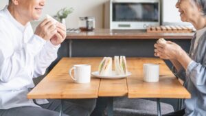 💐 60岁老爸退休回家，老婆一句话：午饭你来做！ 封面