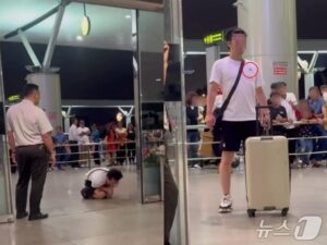 🚨韩男机上哭！疑骚扰越南女，被公安带走！ 封面