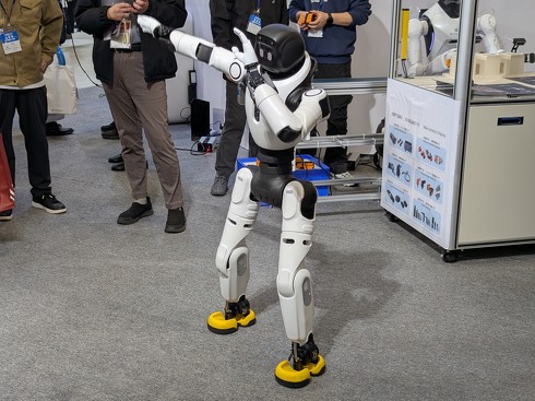 💃🤖 双人舞！中国机器人火了，日本颤了吗？