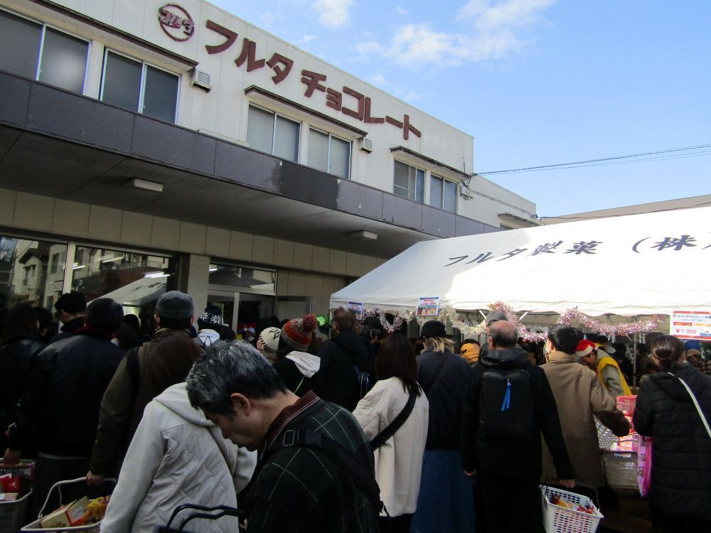 🍫圣诞狂欢！巧克力蛋半价，排队抢疯了！