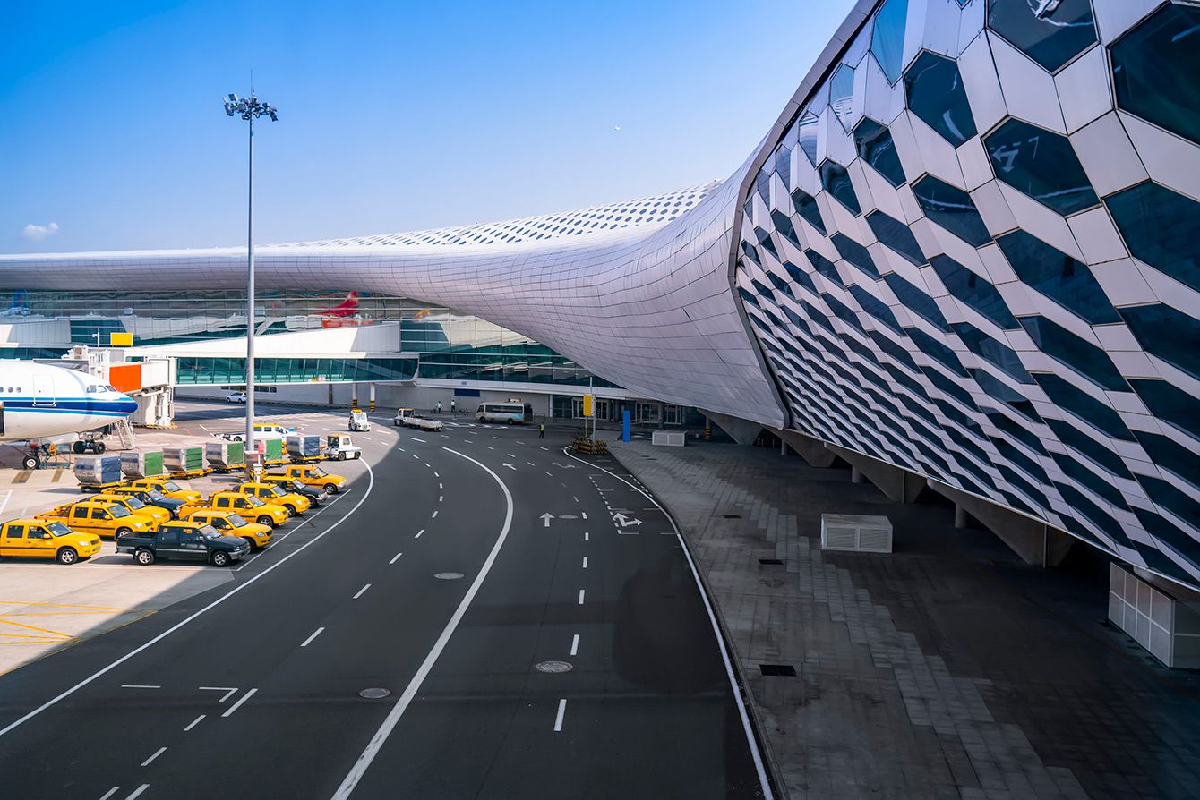 ✈️ 年末出游井喷！富豪们不爱名牌，机场才是真香之地！