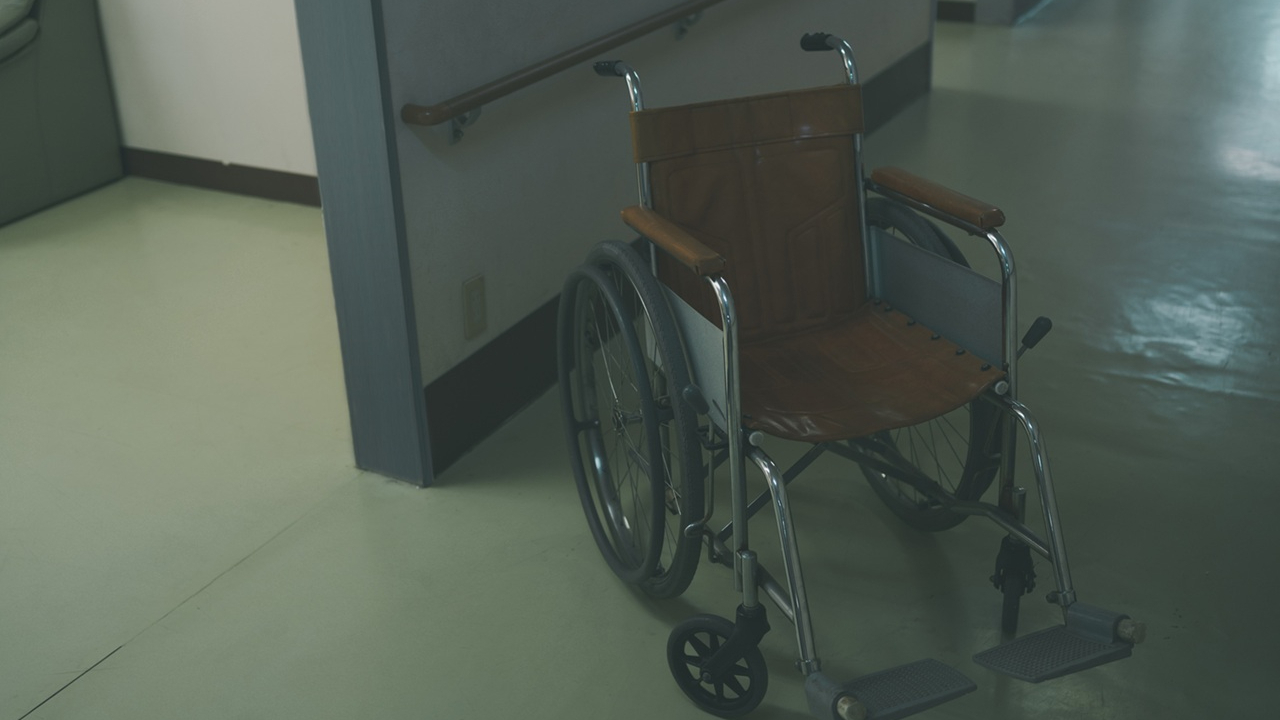 💔90岁母就医，65岁女忍泪：月10万养老金，撑不住了！