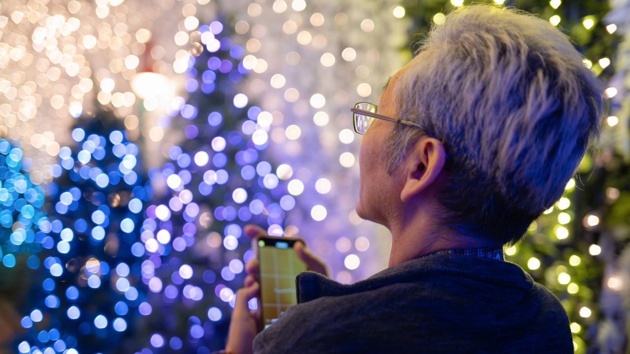 💔 年薪百万掉入谷底！71岁老人的圣诞夜泪水…