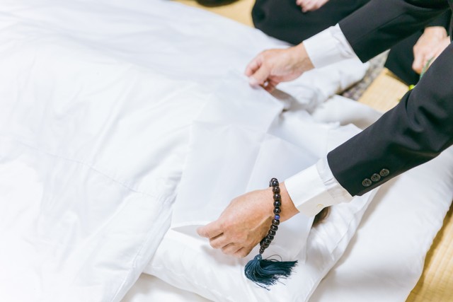 😭 白布盖脸：传统？还是…最后的温柔？