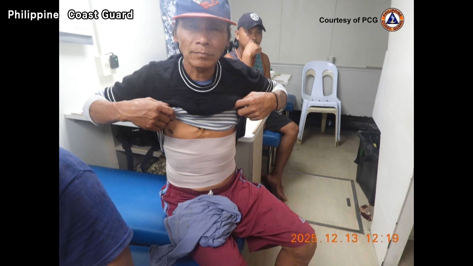 💥中国船南沙海区欺人！喷水撞船伤人，渔民怒了！