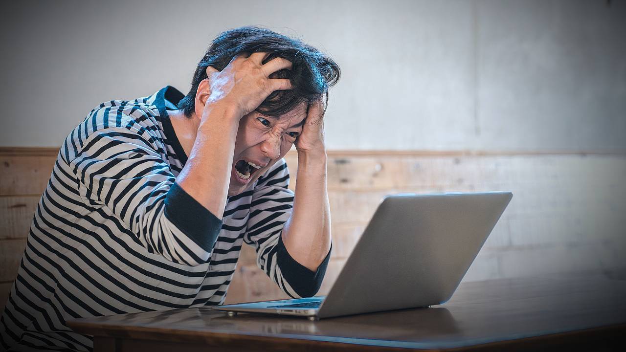 😱55岁高薪男的噩梦：红色信封里的养老金真相！