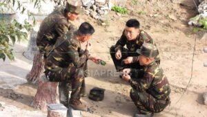 🇰🇵 朝鲜士兵“变身”了？对中国秀肌肉，对百姓却… 封面