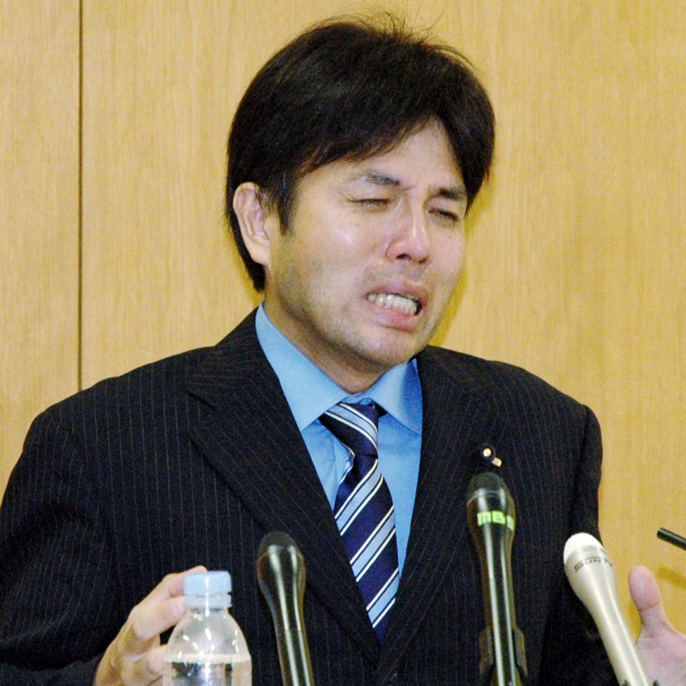 💥泪崩县议员华丽变身！网友：这反转我震惊了！