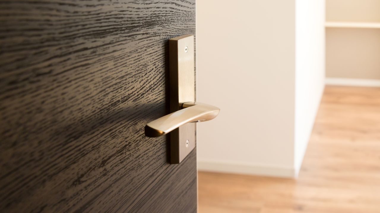 🏠 28岁月薪2万，被赶出家门！“省钱”合租房，住俩月就逃了！