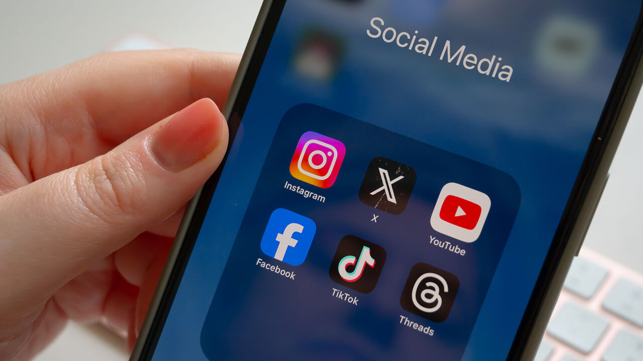 📱年轻人秀自我，老人求信息？😱