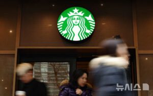 💥外卖禁区星巴克，中国游客自带烤肉喝白酒？！ 封面