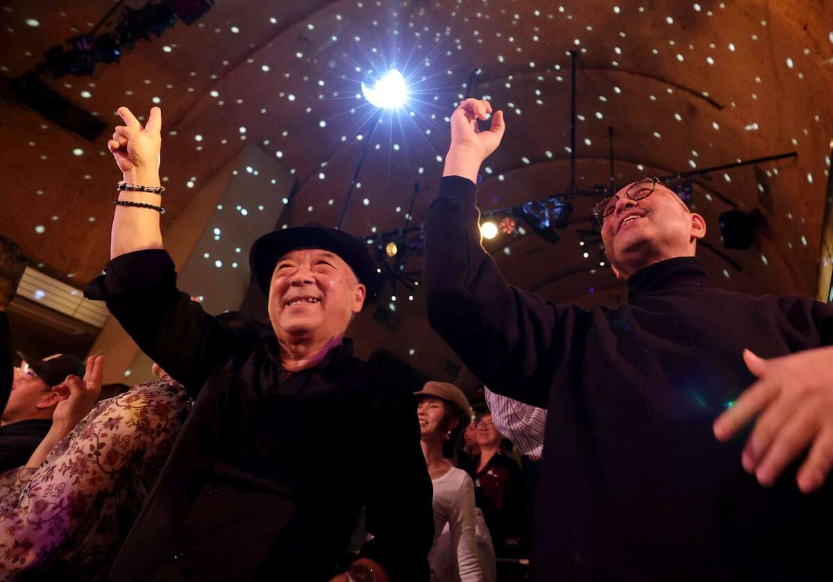 🎉老人们嗨翻舞厅！迪斯科风潮重燃！