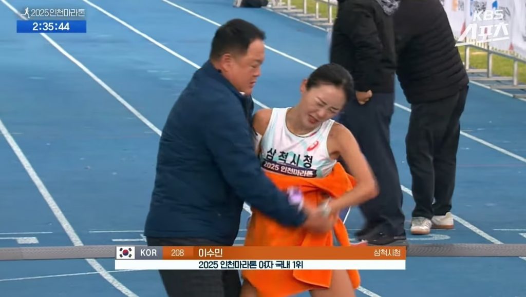 🏃‍♀️痛到尖叫！冲线后突遭猛烈撞击，教练：撑住别受伤！