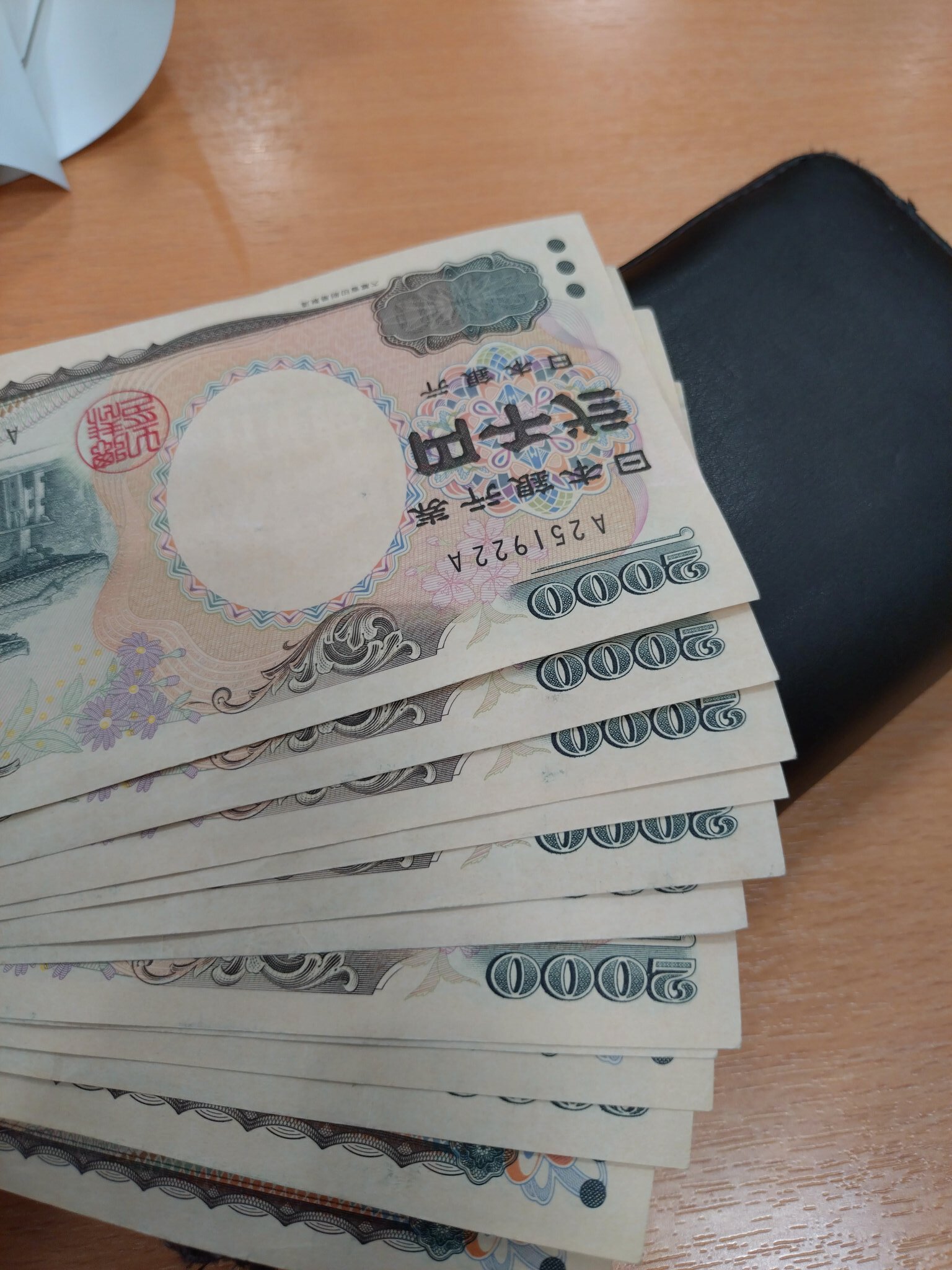 😱 2000元纸币，他凭一己之力“逆流”！