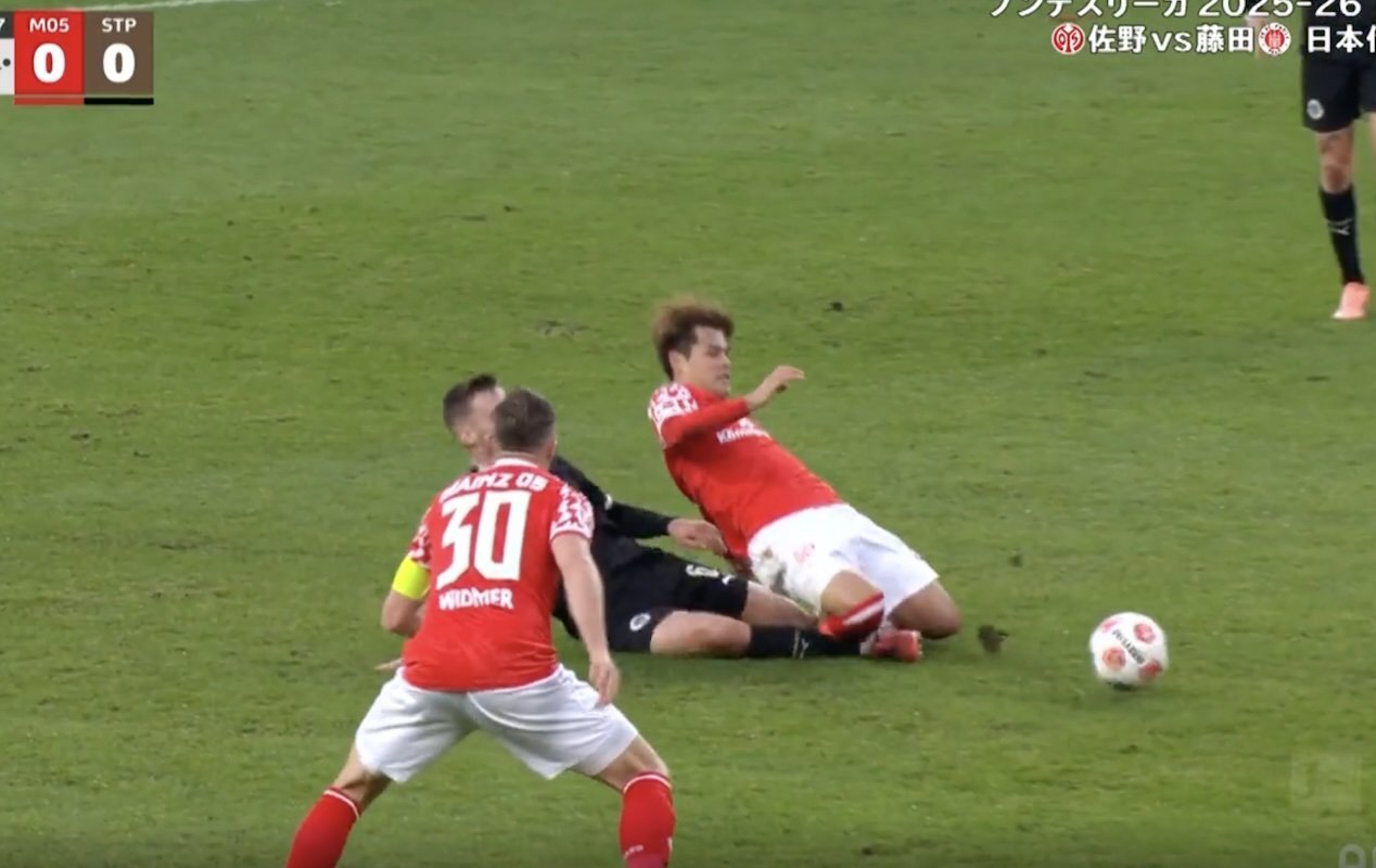 💥离谱！野蛮铲球毁星！脚踝扭曲，痛苦倒地，球迷尖叫！