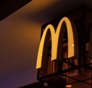 🍟麦当劳AI广告被喷“没灵魂”下架！制作者：7周没睡… 封面