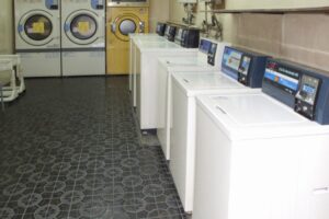 🍻糟了！自助洗衣店成外国人聚会地，扰民事件频发！ 封面