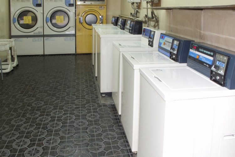 🍻糟了！自助洗衣店成外国人聚会地，扰民事件频发！