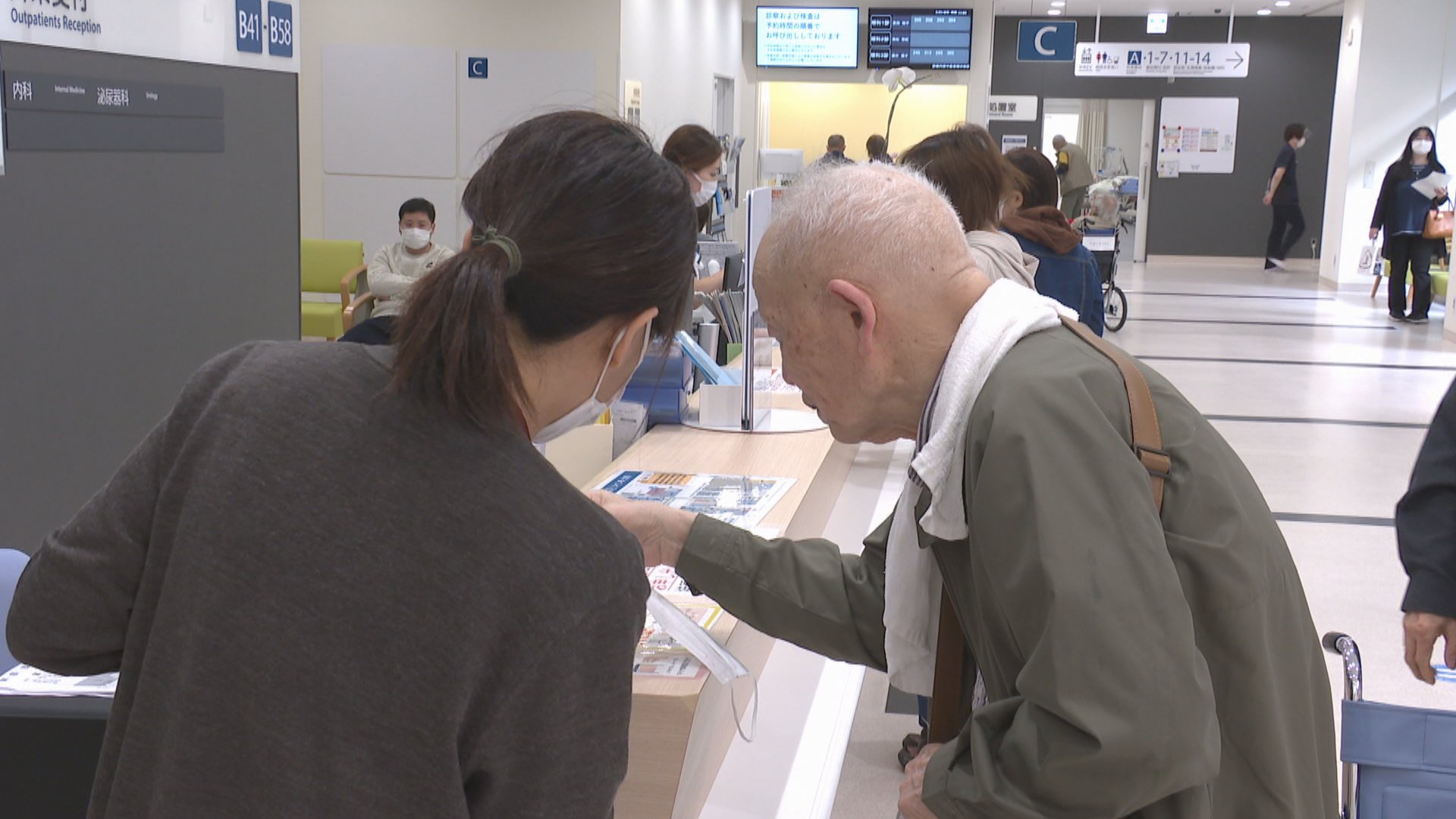 🚨我的医保卡！😱 挂号窗口排爆了！