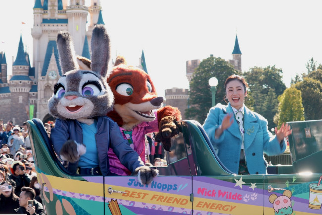 🎉上戸彩惊喜现身迪士尼！和《疯狂动物城》角色亲密互动！