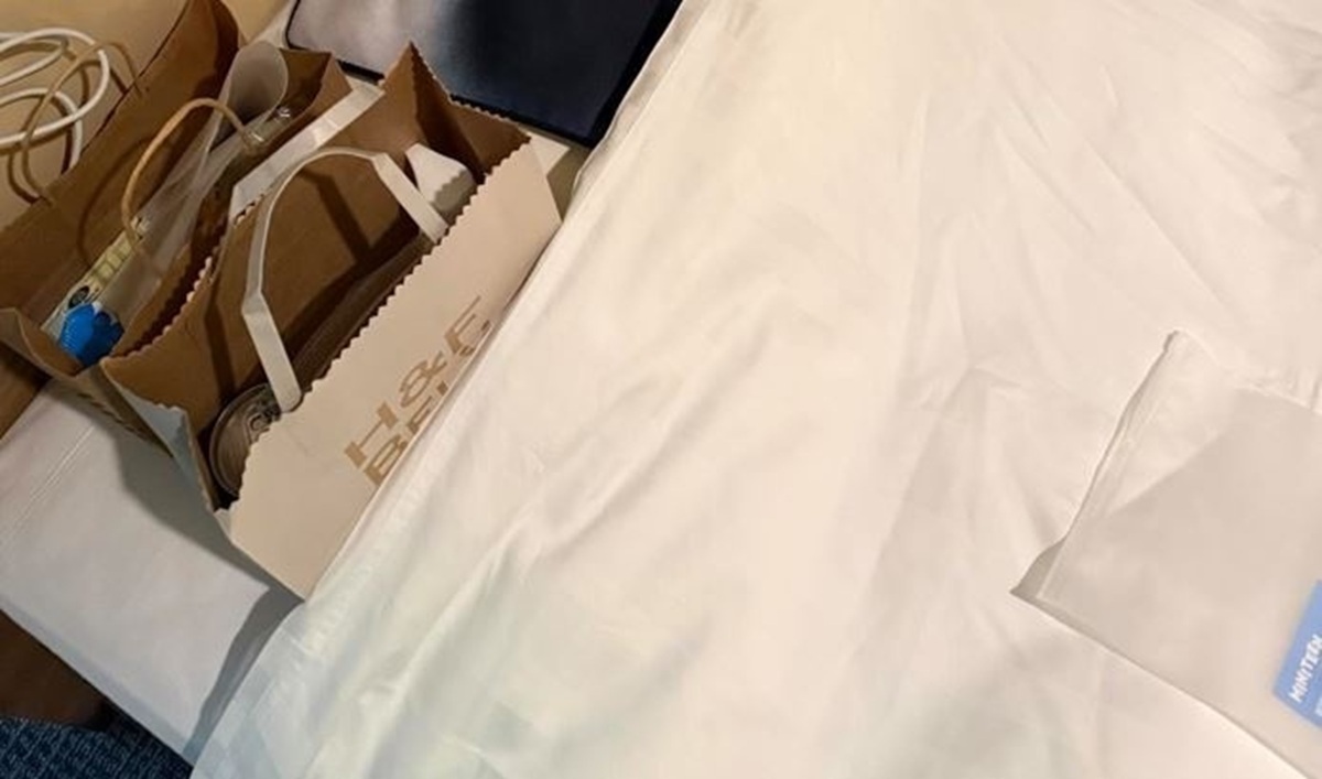 😱我出门前把偶像周边放在酒店，回来后…这画面笑死我了！