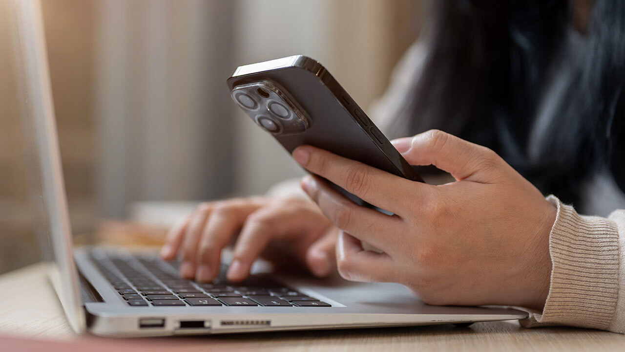 📱 女生沉迷手机更狠？调查揭秘惊人网瘾！