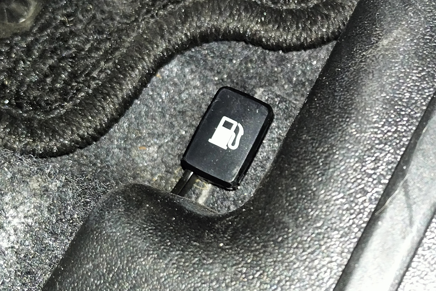 ⛽️老司机惊呆！新车油盖…不见了？！