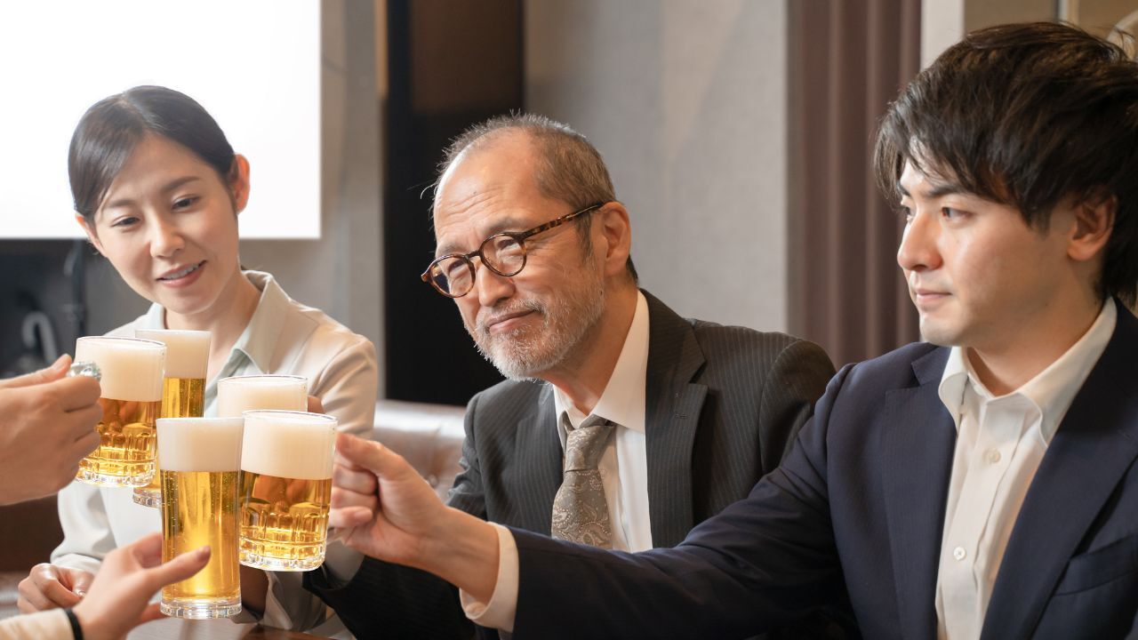 😱60岁老头瞒妻挥霍2800万养老金，只为撑面子！